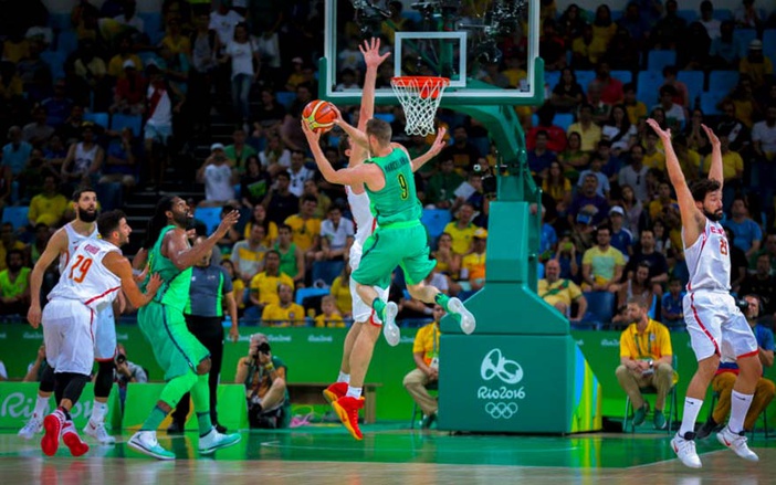 Nos últimos segundos, Brasil vence Espanha por 66 a 65 no basquete  masculino