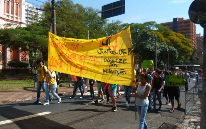 Prefeitura vira alvo de protestos pelo 13º e contra ‘prefeitos’