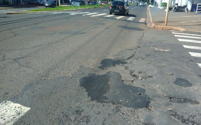 Com método criticado por especialistas, Prefeitura de RP tapa até 800 buracos por dia