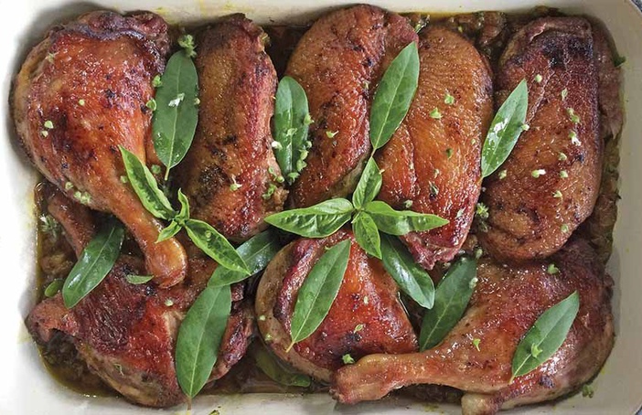 Pato Assado em um Refogado de Vegetais e Ervas Aromáticas