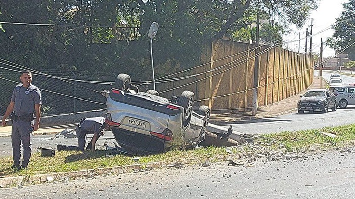 Carro capota e derruba poste de energia em Sertãozinho