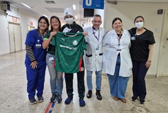 Paciente do HC recebe camisa do Palmeiras autografada pelo elenco