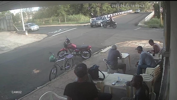 Duas pessoas ficam feridas em acidente entre carro e moto em Matão