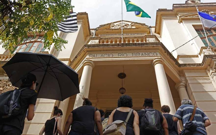 Em ‘ato fúnebre’ artistas protestam contra o fechamento do Ribeirão em Cena