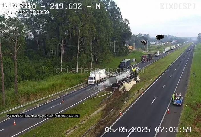 Acidente entre caminhões interdita a rodovia Washington Luís, em São Carlos