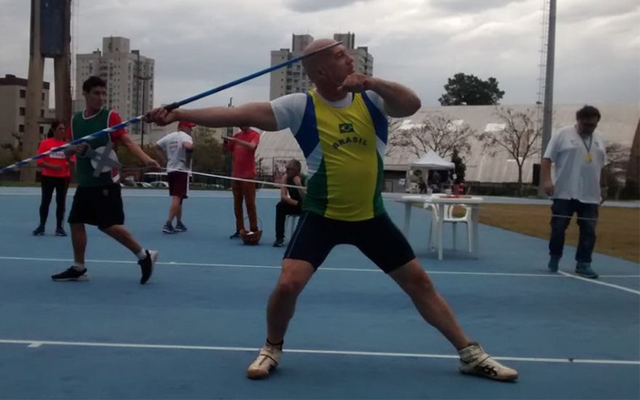 Atleta ribeirãopretano é campeão de torneio de lançamento de dardo