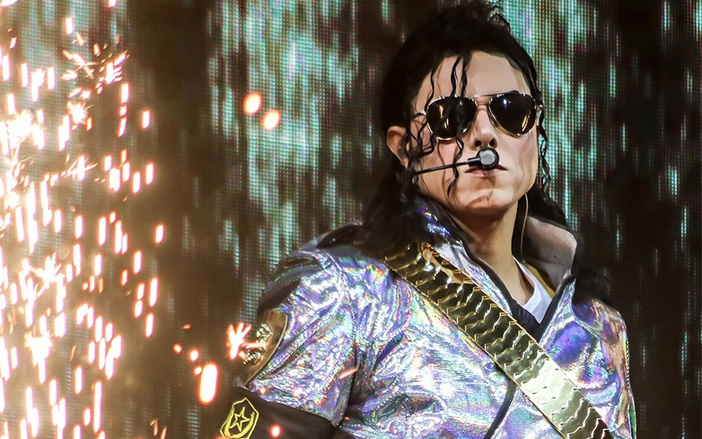 Artista que revive rei do pop entra na onda da solidariedade
