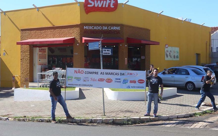 Grupo protesta contra a JBS em Ribeirão Preto