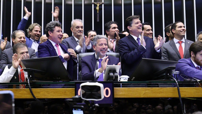 Votação histórica aprova reforma tributária