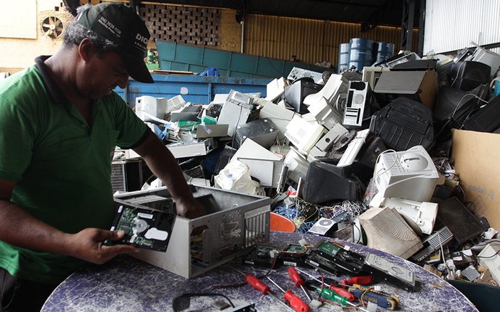 Por hora, Ribeirão Preto descarta 2kg de lixo eletrônico