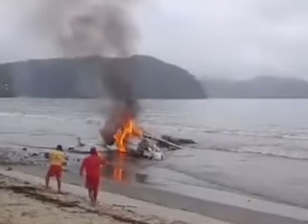 Avião de pequeno porte cai próximo ao aeroporto de Ubatuba