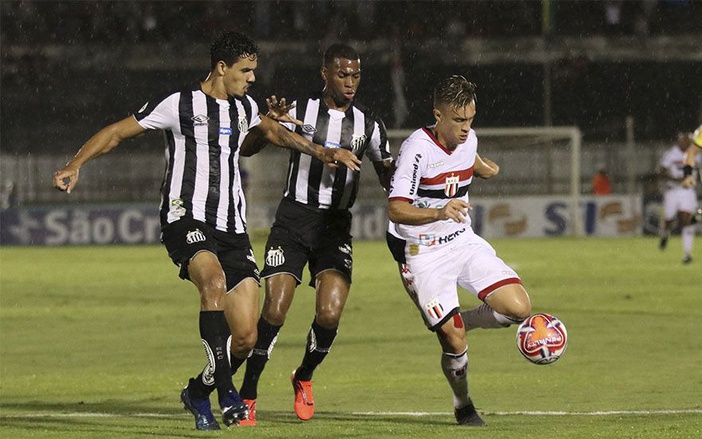 De volta aos gramados, Felipe Saraiva marca gol em jogo treino