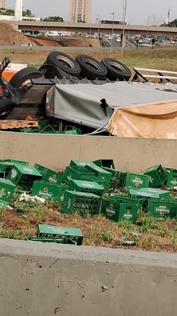 Caminhão carregado de cerveja tomba no Anel Viário Sul, em Ribeirão Preto