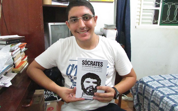 Livro relata a participação de Sócrates na política