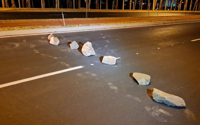Ladrões usam pedras para bloquear via da Zona Sul de Ribeirão Preto