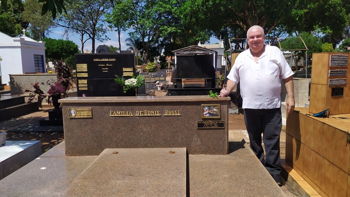 Homem de 62 anos visita próprio túmulo no Cemitério da Saudade, em Ribeirão Preto