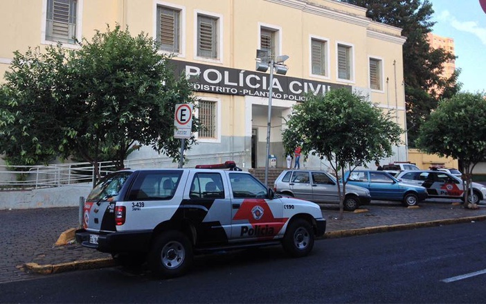 Jovens são assaltados enquanto dirigiam na Avenida João Fiúsa