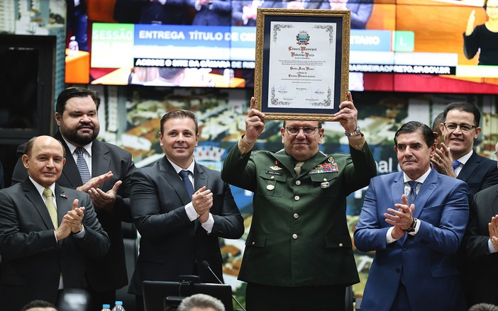 Com tanques de guerra e alunos de escolas públicas, general recebe título de Cidadão Ribeirãopretano