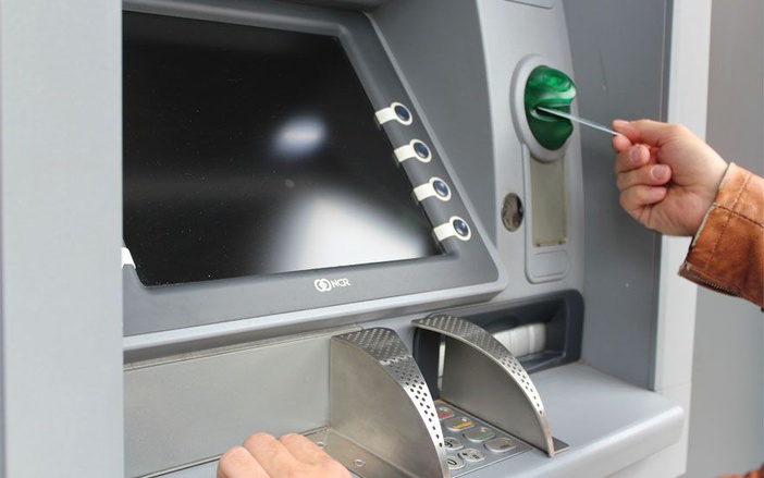 Com dificuldade para usar o caixa eletrônico, idoso é enganado e roubado em banco de Ribeirão