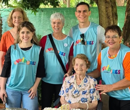Dona Elvira celebra centenário no Lar Santa Rita de Cássia com lucidez pura e muita festa