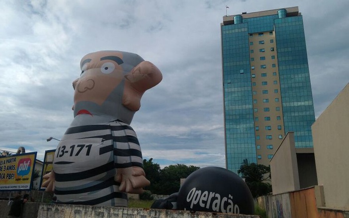 Julgamento de Lula: manifestantes enchem "Pixuleco" e protestam contra ex-presidente