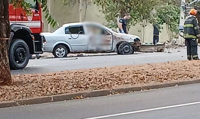 Carro colide com poste e causa morte de homem em Ribeirão Preto