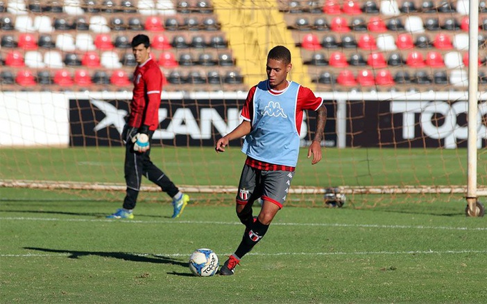 Volante Jonata retorna aos titulares do Botafogo nesta sexta-feira, 7