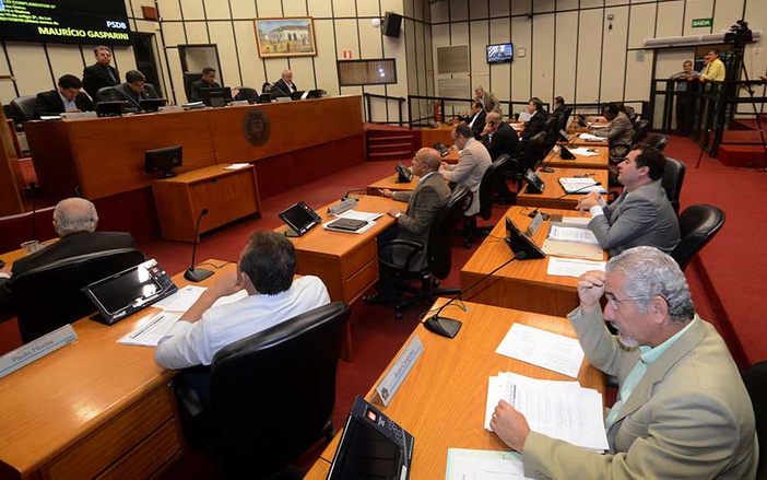Vereadores comemoram revogação de decreto pela prefeita