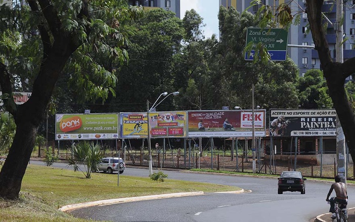 Vereadores votam mudanças na lei Cidade Limpa
