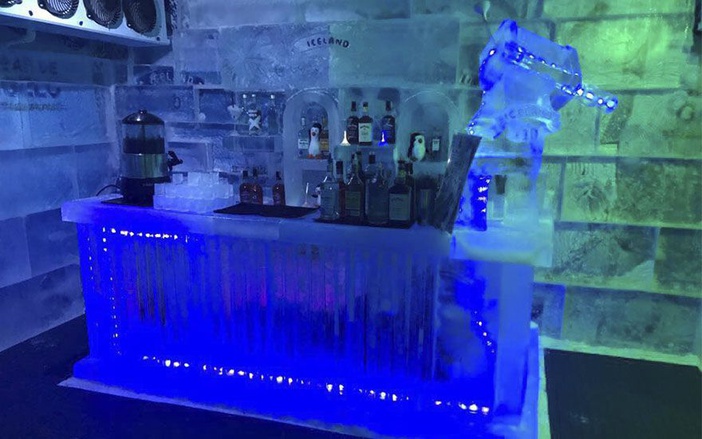 Bar esculpido em gelo é atração do Shopping Iguatemi, em Ribeirão Preto