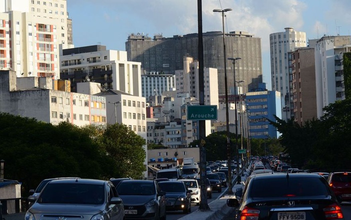 Motoristas que seguem para a Baixada Santista encontram lentidão