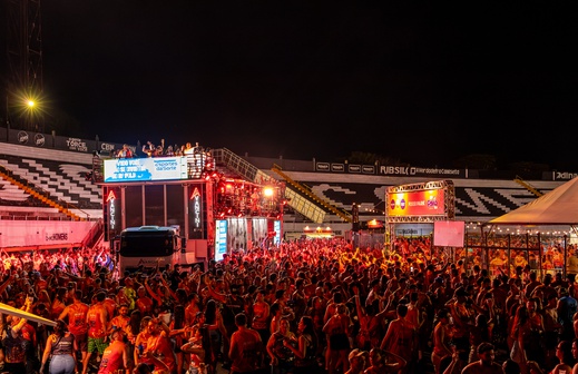 RP Folia resgata tradição de correr atrás do trio elétrico em Ribeirão Preto