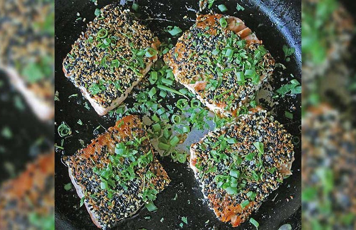 Salmão grelhado com gergelim e molho de mostarda