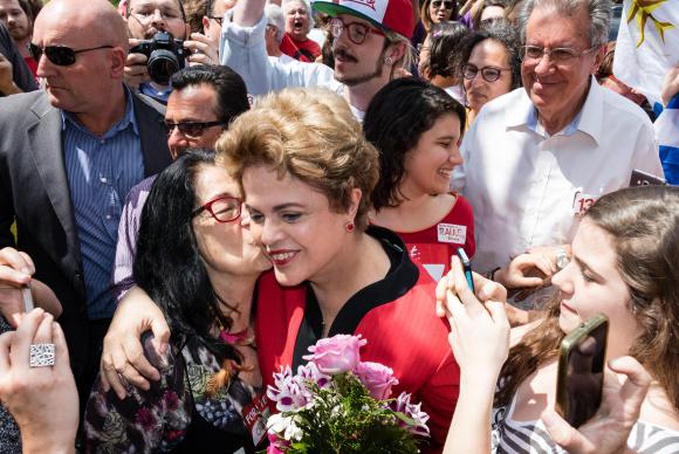 Ida de Dilma a local de votação em Porto Alegre provoca tumulto