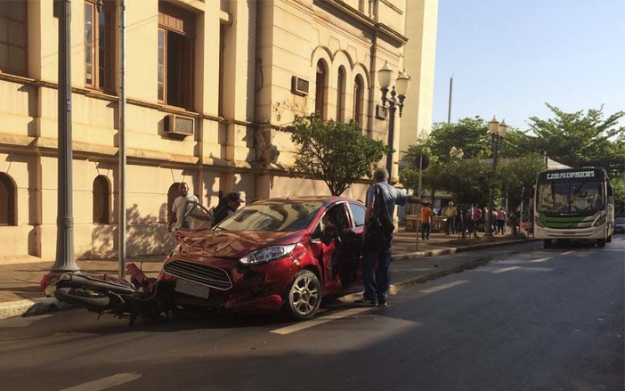 Carro avança sinal vermelho e atinge duas motos no Centro de Ribeirão