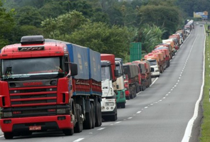 Caminhoneiros recebem ação do Maio Amarelo