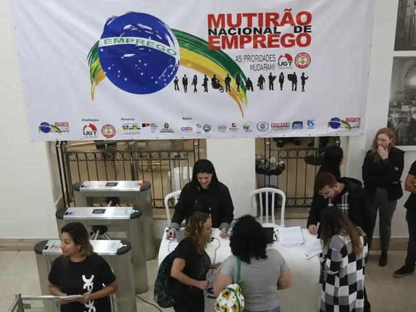 Desemprego cai para 6,4% entre julho e setembro, diz IBGE