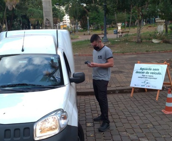 Drive-thru no Centro de Ribeirão Preto recebe até 25 carros por dia