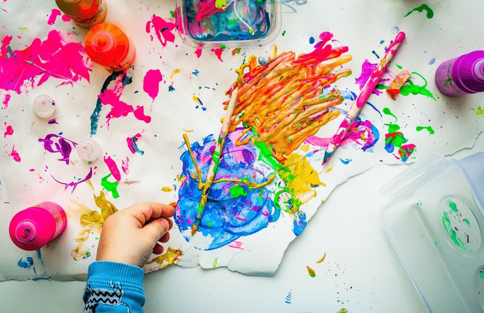 Uma Escola Ideal: Cultivando Curiosidade e Criatividade