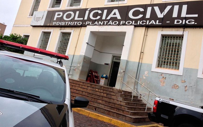 Adolescente presta ajuda e é assaltado em ponto de ônibus