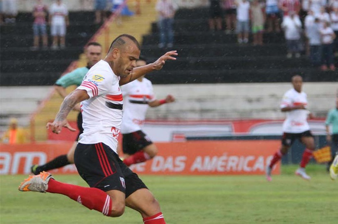 Botafogo goleia Ituano e respira no Paulistão