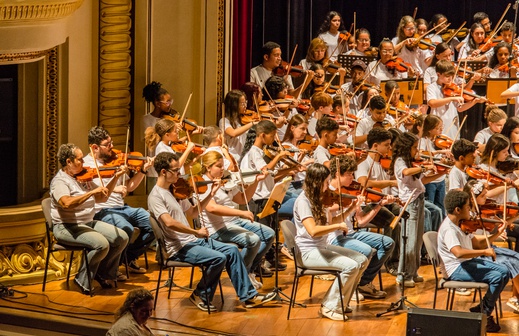 Projeto Tocando a Vida reúne 170 alunos no Theatro Pedro II