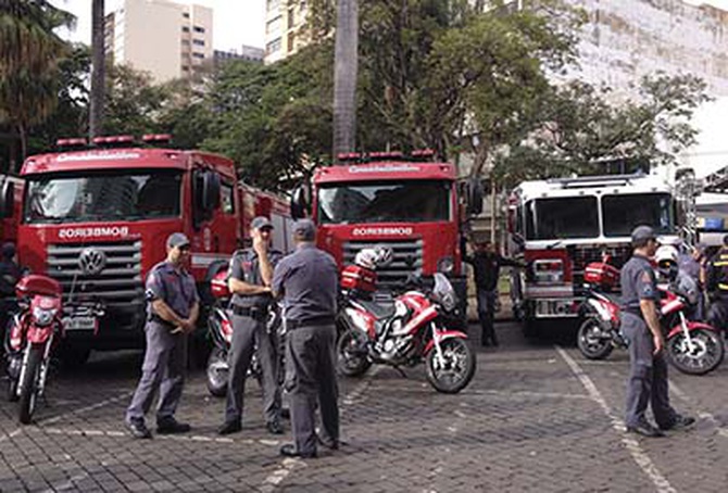 Governador entrega de viaturas aos bombeiros de Ribeirão