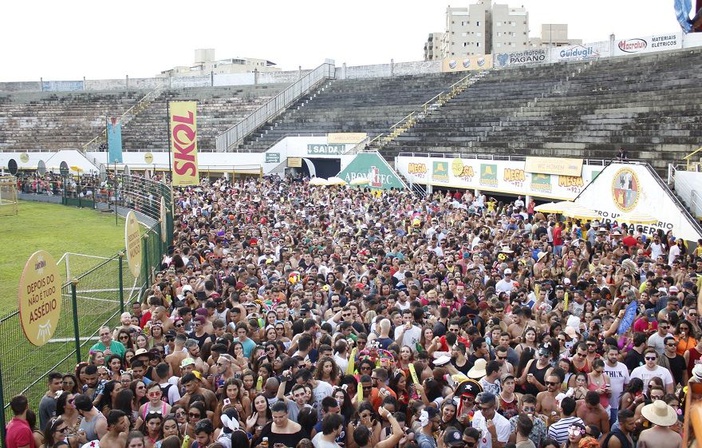 Bloco Califórnia arrecada 4 toneladas de alimentos