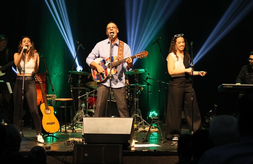 Dimi Zumquê faz show gratuito em Ribeirão