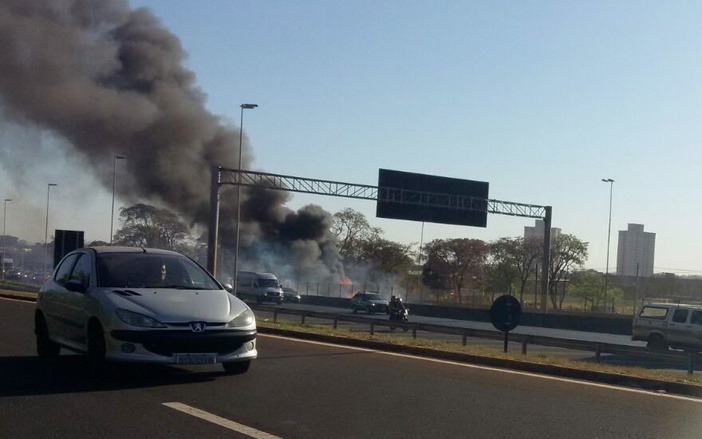 Carga de caminhão pega fogo na Rodovia Anhanguera