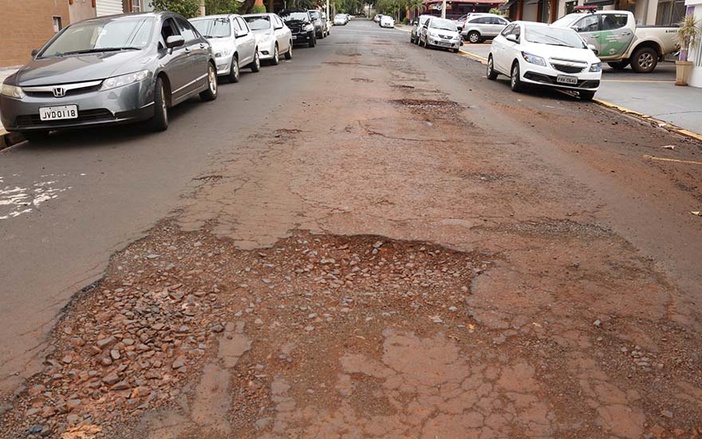 Comerciantes reclamam de buracos no Jardim Irajá