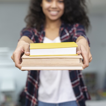 Governo estadual recua e vai oferecer livros impressos aos alunos