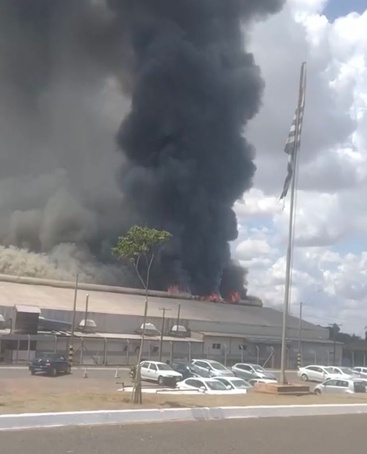 Incêndio atinge galpão de indústria em Córrego Rico, distrito de Jaboticabal