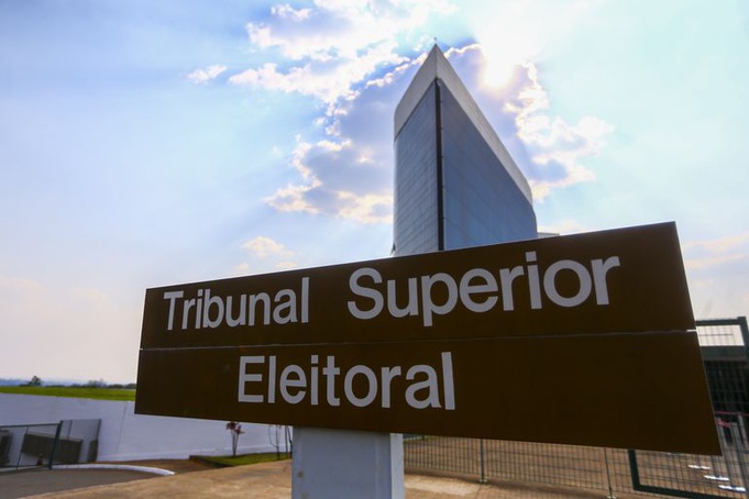 TSE suspende sessão com 3 votos a 1 pela inelegibilidade de Bolsonaro